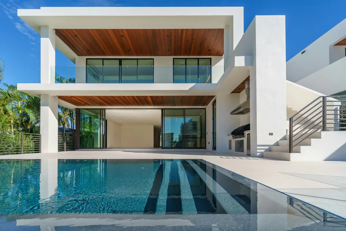 Vivienda moderna de dos plantas con techo de madera y piscina